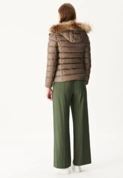 JOTT Lux - Gewatteerde Jas - Beige -JOTT Verkoop e92c3dfc00c84bdea96d4e7b2baf6623